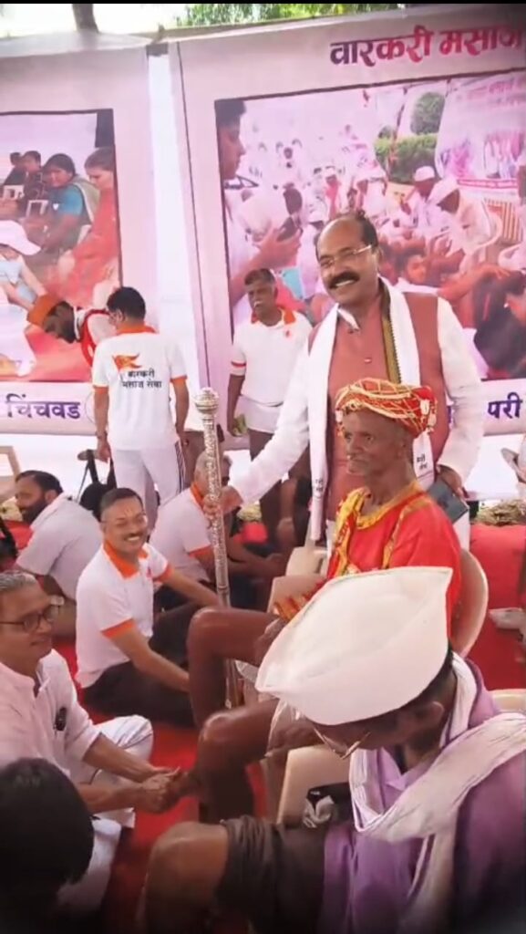 Warkaris Receiving Foot Massage World Record
