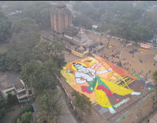 WORLD’S LARGEST LORD SHRI RAM ON SAND WITH INSTALLATION 500 MINIATURE REPLICAS OF THE RAM TEMPLE