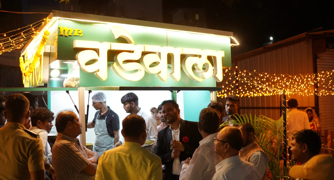 MAXIMUM NUMBERS OF BOOKING VADA PAV OUTLETS IN SHORT TIME