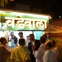 MAXIMUM NUMBERS OF BOOKING VADA PAV OUTLETS IN SHORT TIME