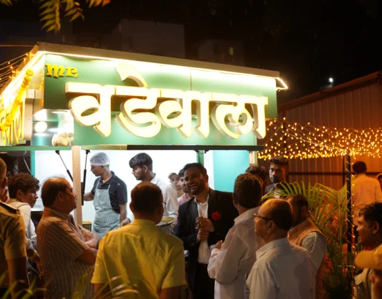 MAXIMUM NUMBERS OF BOOKING VADA PAV OUTLETS IN SHORT TIME