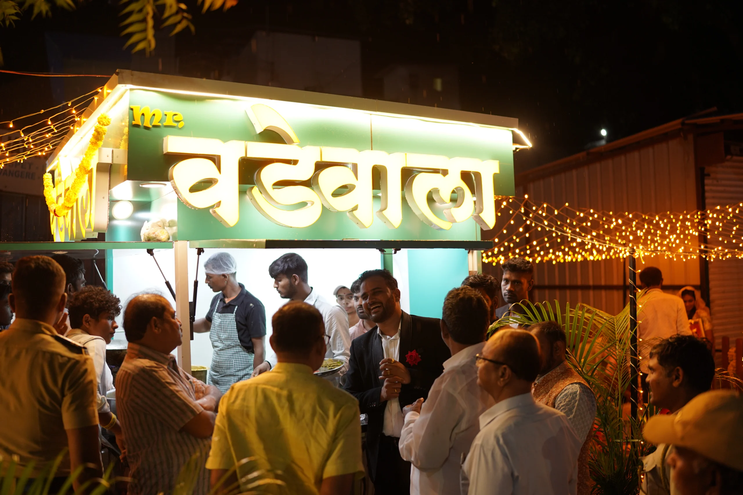 MAXIMUM NUMBERS OF BOOKING VADA PAV OUTLETS IN SHORT TIME