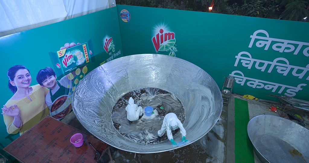 WASHING THE WORLD’S BIGGEST CAULDRON (KADHAI)
